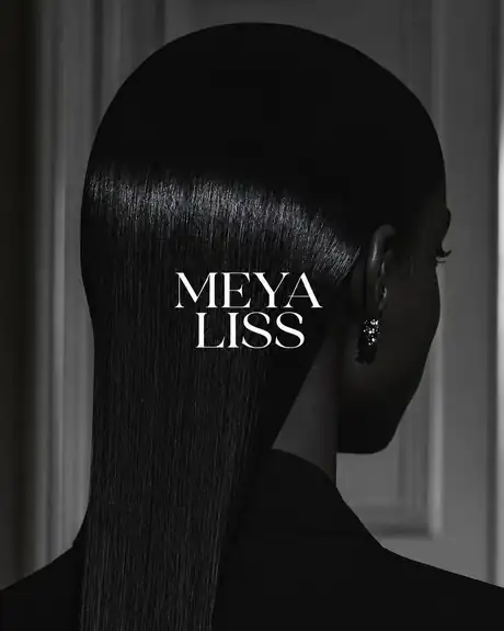 Chevelure lissée à la brillance miroir, signature Meya Liss