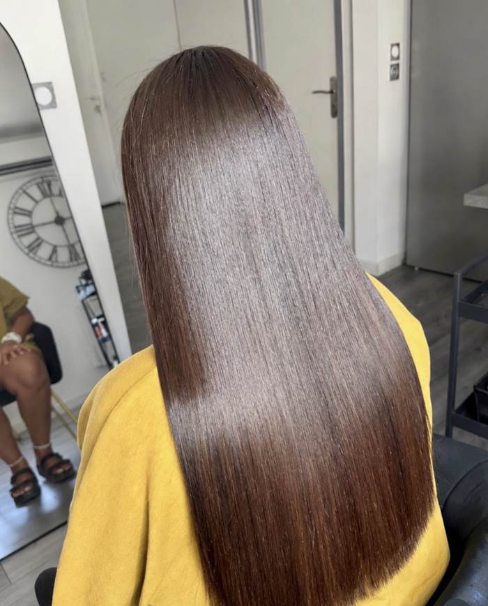 Cheveux longs châtains après lissage et masque nourrissant