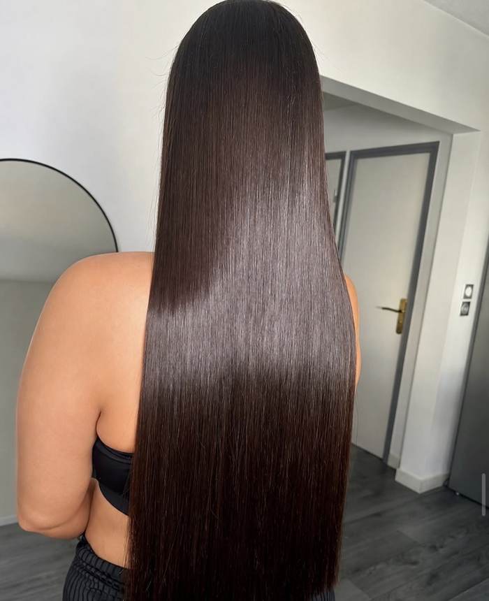 Cheveux longs bruns lissés, brillance miroir, vue de dos